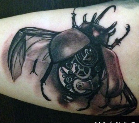 未来风格的3D机械甲虫纹身图案
