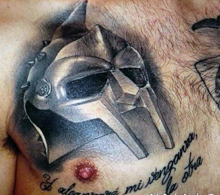 胸部3D惊人的角斗士头盔和字母纹身图案