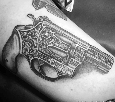 手臂黑色3D美丽的女士手枪纹身图案