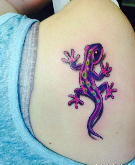 背部有趣的3D卡通彩色蜥蜴纹身图案
