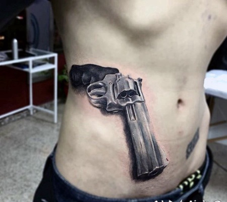 腹部3D风格逼真的彩色手枪纹身图案