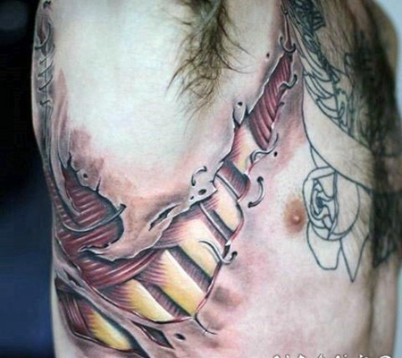 侧肋逼真的3D撕皮与肌肉骨骼纹身图案