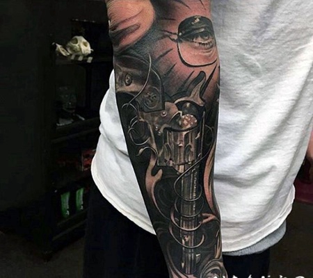 手臂令人难以置信的3D左轮手枪纹身图案