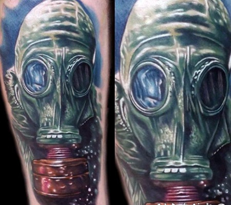 手臂3D彩色的防毒面具纹身图案