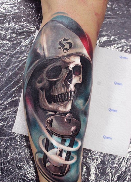 小腿令人惊叹的3D彩色骷髅和沙漏纹身图案
