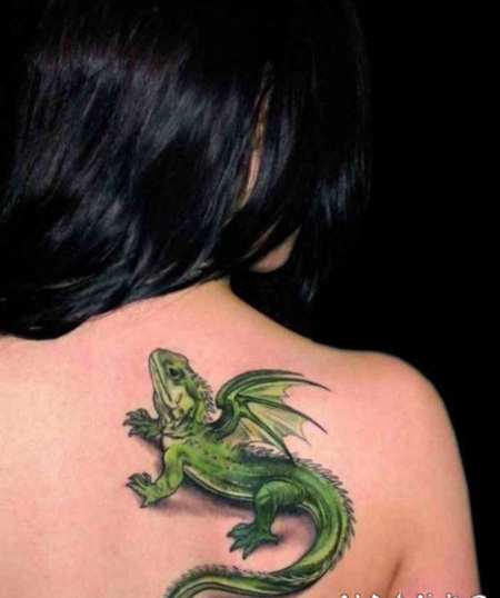 背部3D绿色的小蜥蜴和翅膀纹身图案