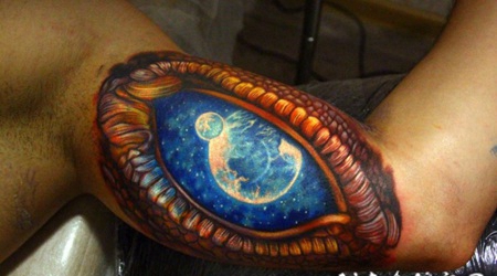 大臂3D彩色的眼睛和幻想空间纹身图案