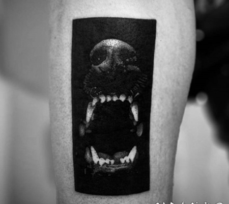 小臂壮观的3D黑白狗嘴巴纹身图案