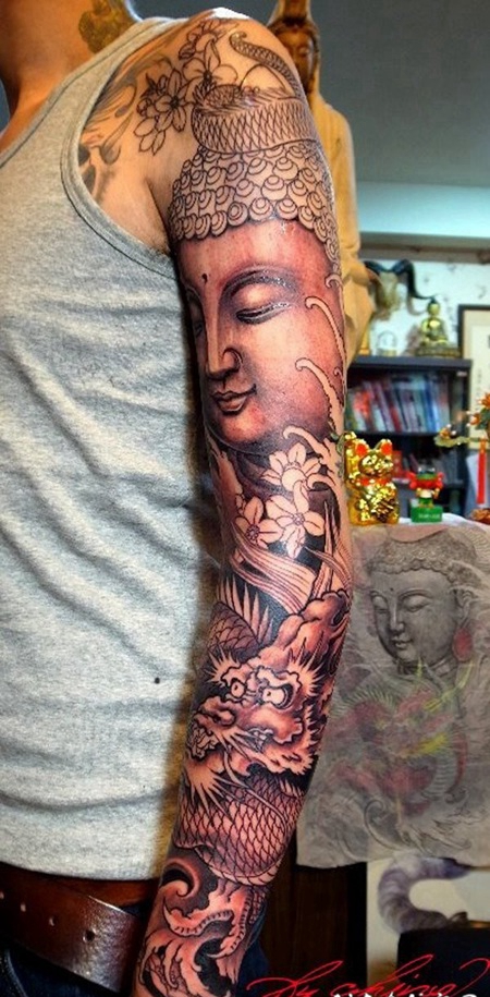 手臂巨大的3D龙和花朵如来佛祖雕像纹身图案