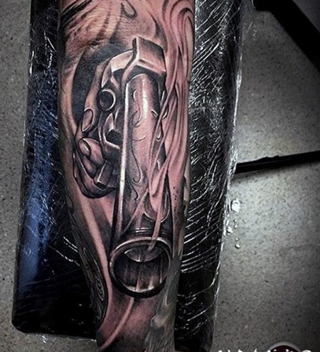 手臂黑色的3D手和手枪纹身图案