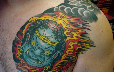 胸前的不动明王纹身图案