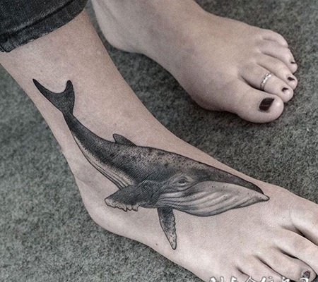 深海霸主，脚踝黑灰写实鲸鱼纹身