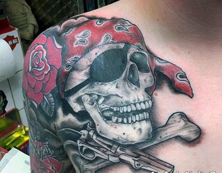 肩部3D彩色的卡通骷髅海盗与玫瑰手枪纹身图案