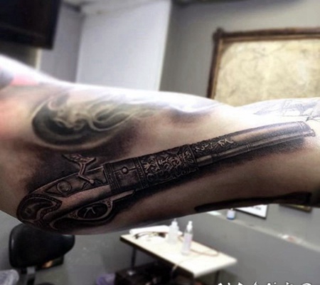 手臂3D古怪的手枪纹身图案