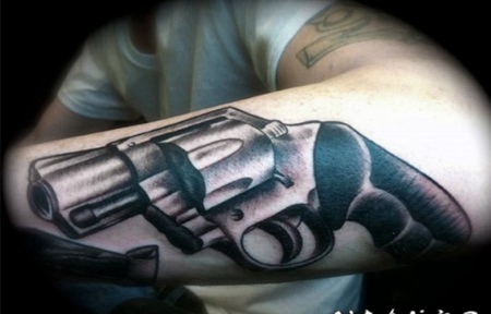 手臂写实风格的彩色3D左轮手枪纹身图案