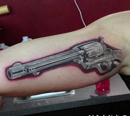 大臂灰色和红色的3D手枪纹身图案