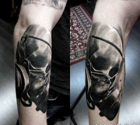 手臂难以置信的3D骷髅和防毒面具纹身图案