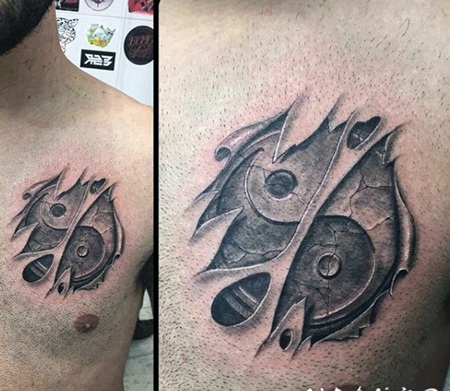 胸部3D撕皮和阴阳八卦符号纹身图案