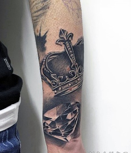手臂3D黑白逼真的皇冠钻石纹身图案