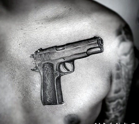 胸部写实的3D黑白手枪纹身图案