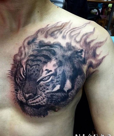虎视眈眈，胸口霸气虎头纹身
