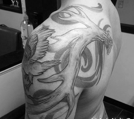 背部3D黑灰麋鹿角和鸟纹身图案