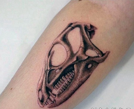 手臂3D黑色的雕刻风格恐龙头骨纹身图案