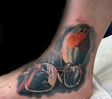 脚踝美丽的3D彩色眼镜和小鸟纹身图案