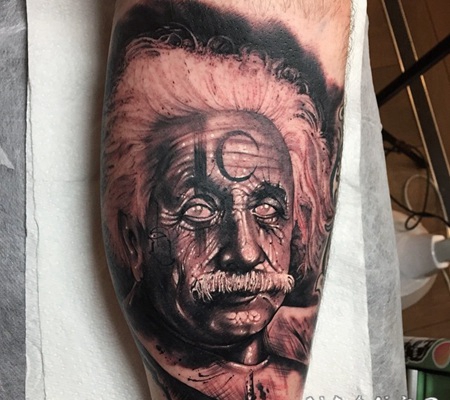 小腿彩色的3D爱因斯坦肖像与符号纹身图案