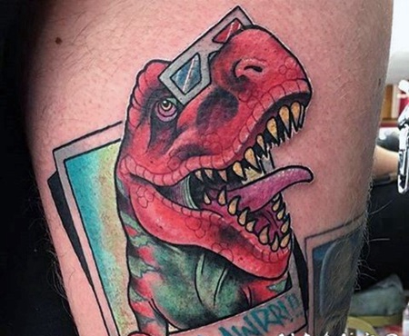 大臂3D插画风格的彩色恐龙与字母纹身图案