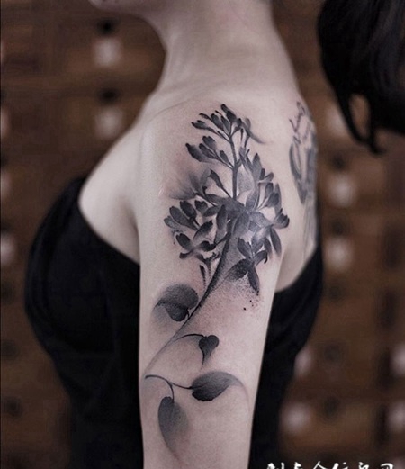 随风摆动的芬芳，手臂黑灰水墨丁香花纹身缩略频道推荐图