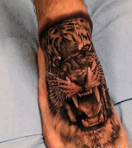 脚背3D风格逼真的咆哮虎纹身图案