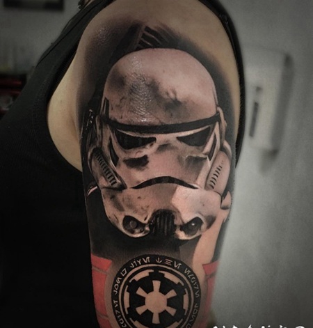 手臂3D黑白风暴兵头盔和会徽纹身图案