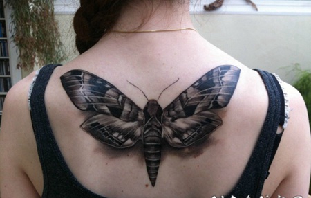 女生背部很酷的3D黑色飞蛾纹身图案