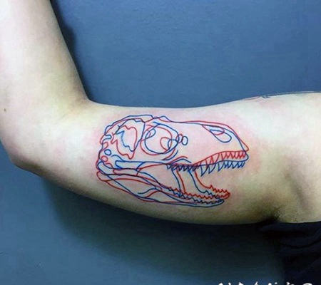 大臂3D红色和蓝色线条恐龙头骨纹身图案