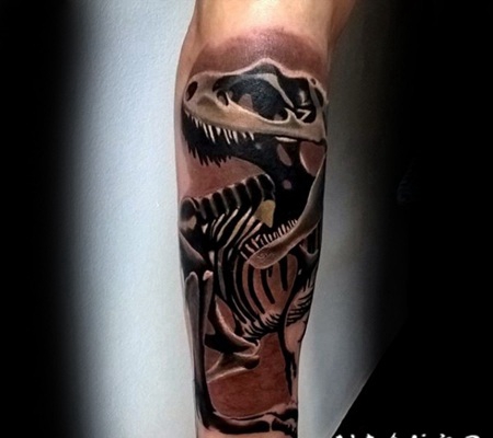 手臂惊人的3D美丽恐龙骨骼纹身图案