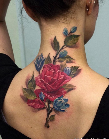 女生背部3D风格自然的彩色玫瑰纹身图案