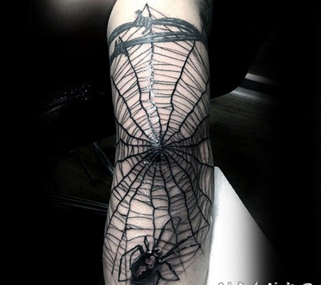手臂黑色的3D大蜘蛛和蜘蛛网纹身图案