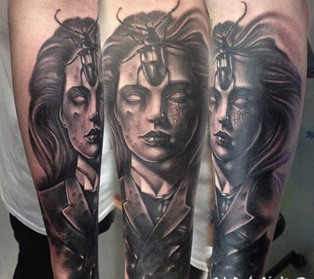 手臂令人毛骨悚然的黑色女人肖像和昆虫纹身图案