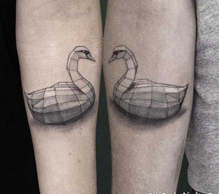 小臂3D风格黑灰的几何天鹅纹身图案
