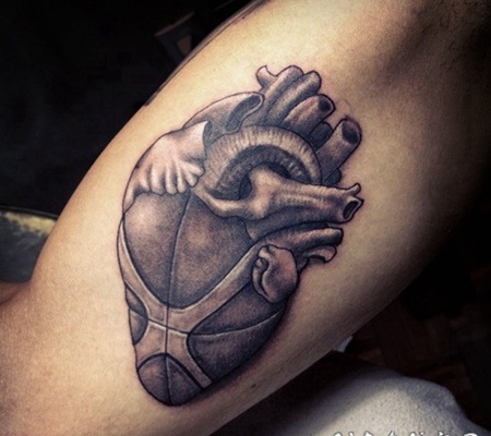 3D雕刻风格的人类心脏与篮球纹身图案