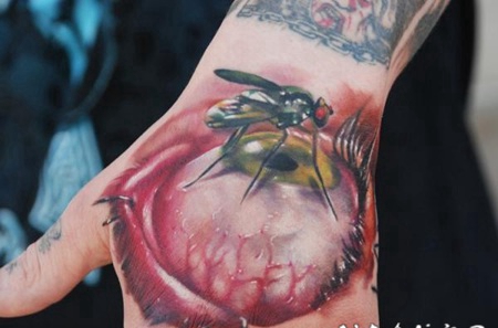 手背3D风格的眼球和昆虫彩色纹身图案