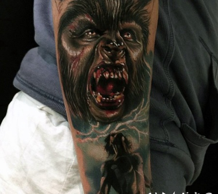 手臂3D写实的彩色血腥狼人纹身图案