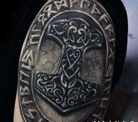 手臂3D风格的彩色凯尔特标志纹身图案