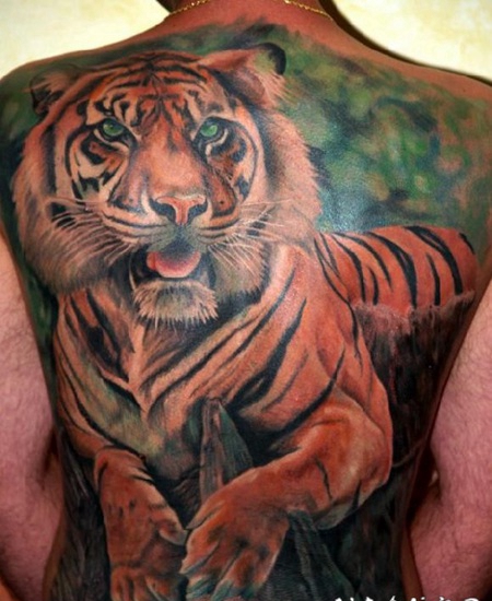 满背华丽的逼真3D老虎彩绘纹身图案