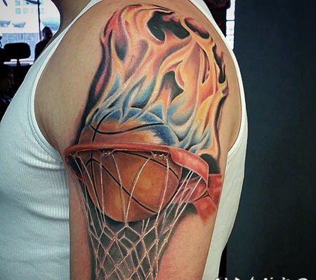 大臂彩色的3D篮球和火焰纹身图案