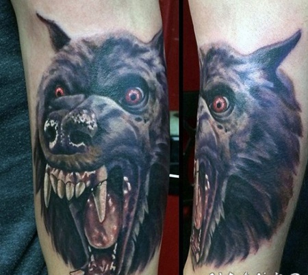 3D彩色咆哮的狼人手臂纹身图案