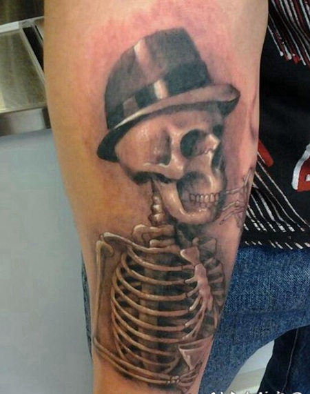 手臂有趣的3D写实风格骷髅和帽子纹身图案
