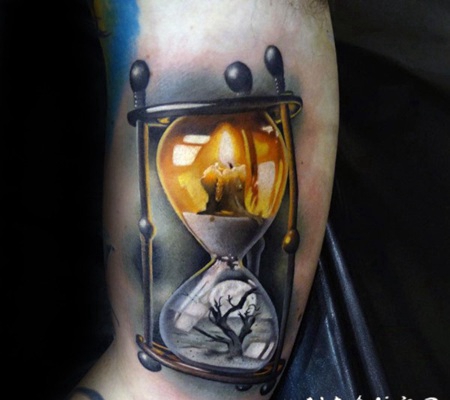 手臂3D风格逼真的沙漏和蜡烛纹身图案