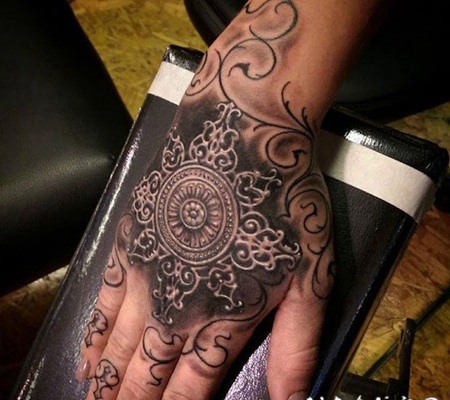 手背3D风格黑白装饰花卉纹身图案